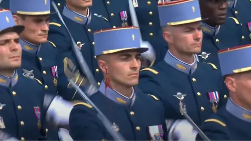 Défilé du 14-Juillet : un jeune militaire se blesse à l’oreille...