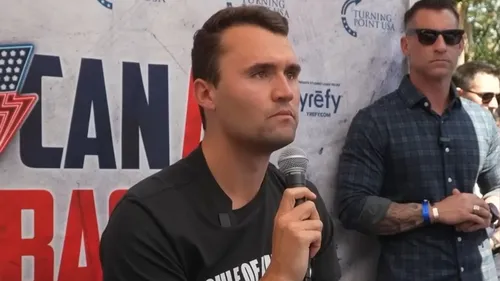 Qui était Charlie Kirk, cet influenceur américain tué en public ?