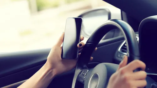 Téléphone au volant : la règle va bientôt se durcir dans la Vienne !