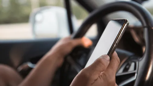 Téléphone au volant : tous les automobilistes de France risquent...