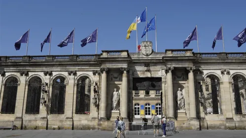 Porte de la mairie de Bordeaux incendiée : le procès