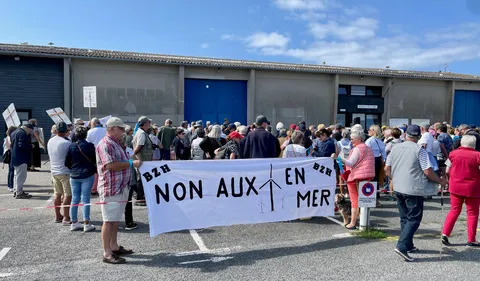 Ils disent "non" aux éoliennes en mer, 200 personnes manifestent à...