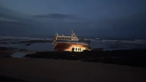 Navire de pêche échoué en Vendée : opération de pompage avant le...