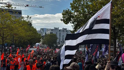 "Du fric pour les services publics" : des milliers de manifestants...