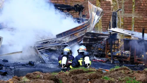 Un atelier de poterie détruit par un incendie sur les bords du lac...
