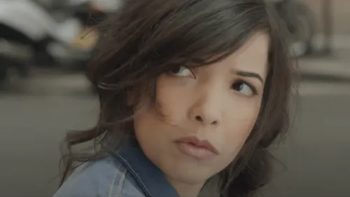 10 ans plus tard, Indila bat un record exceptionnel ! 