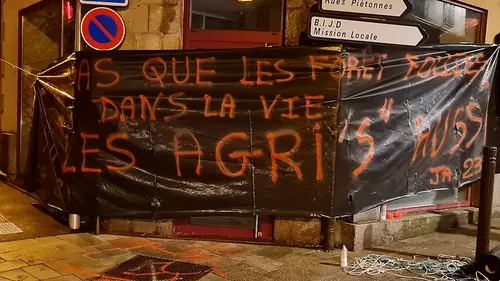 Action des Jeunes Agriculteurs à la permanence de la députée de la...
