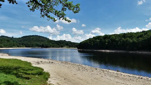 Une voiture folle dévale dans un lac et fait 1 mort et 3 blessés