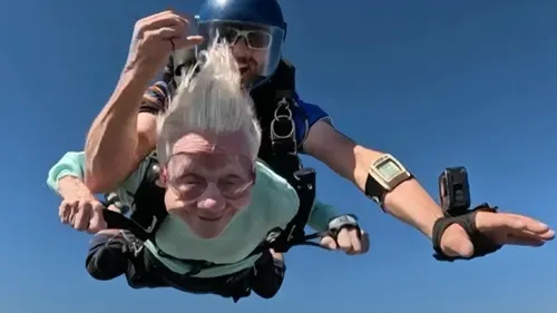La femme de 104 ans qui avait sauté en parachute est décédée