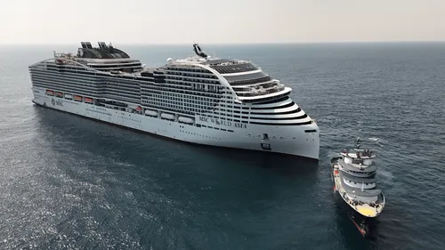 Le MSC World Asia remorqué au large de Belle-Île