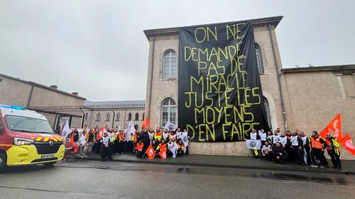 En Vendée, les pompiers n'éteignent plus leur colère