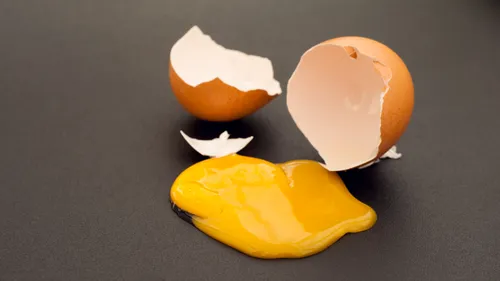 Qui jette des œufs sur les habitants de cette ville ?