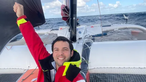Voile : le skipper Guirec Soudée pulvérise le record du tour du...