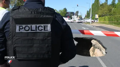 Angers : la route s'effondre et forme un trou de plusieurs mètres