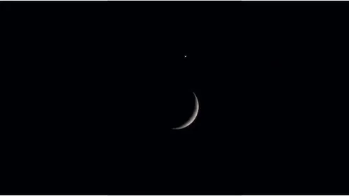 Pourquoi un point lumineux était-il visible à côté de la Lune...