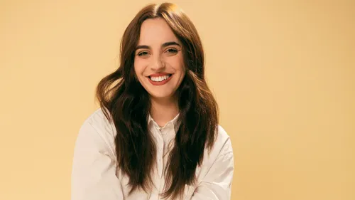 Son hit "Memento", son premier album... l'artiste Esmée se confie...