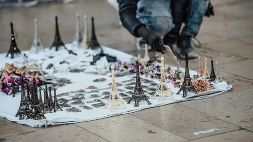 Paris : deux touristes américains attaqués avec des tours Eiffel...