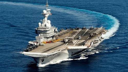 Quand un simple footing trahit la position du porte-avions...