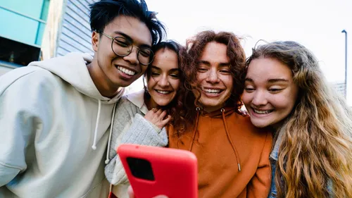 Les réseaux sociaux bientôt interdits aux ados ? 