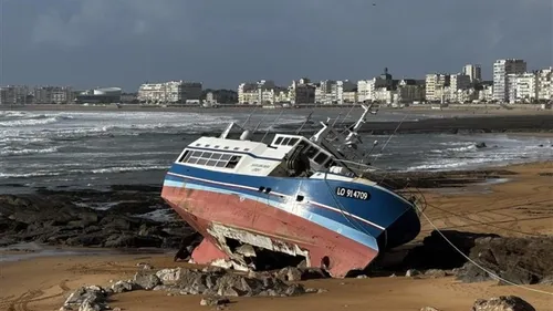 Navire de pêche échoué en Vendée : le démantèlement va commencer