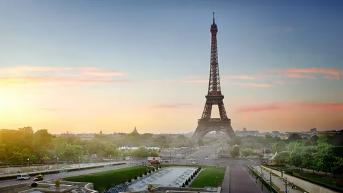 Il saute de la tour Eiffel en parachute, la police l’interpelle