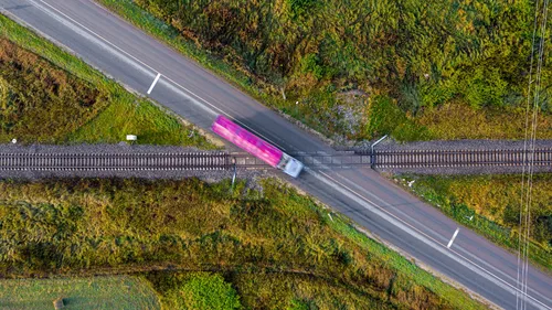 Le conducteur prend la fuite après qu’un TER percute sa voiture