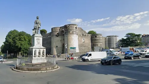 Angers : la statue du Roi René est de retour !