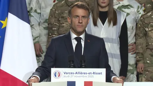 Emmanuel Macron annonce un service militaire volontaire à partir de...