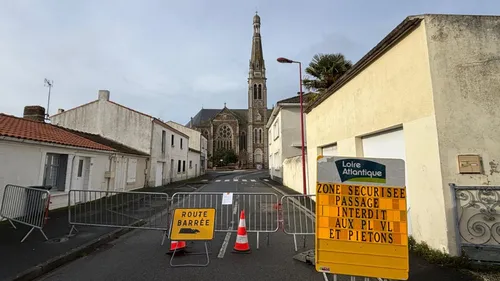 Le sommet du clocher de l'église menace de s'effondrer, des...
