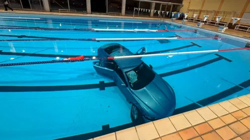 À la suite d’une mauvaise manœuvre, une voiture termine dans la...