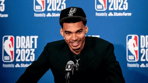 Victor Wembanyama portait des chaussures limougeaudes à la Draft NBA