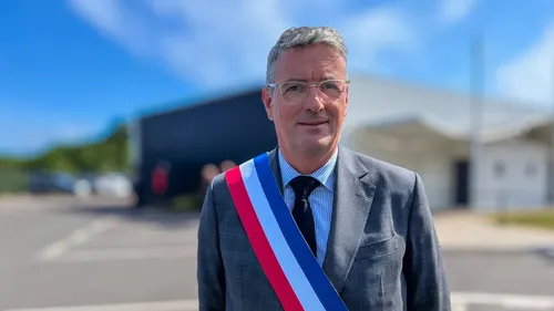 "Je ne veux pas devenir un vieil élu" : le maire des...