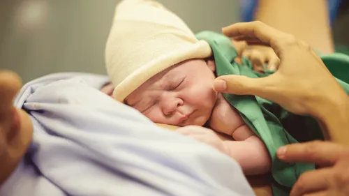 Elle a accouché en plein vol alors qu’elle ignorait qu’elle était...