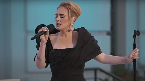 Adele interrompt son concert... pour saluer son obstétricien
