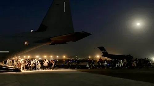 Afghanistan : tirs meurtriers à l'aéroport de Kaboul, où les...