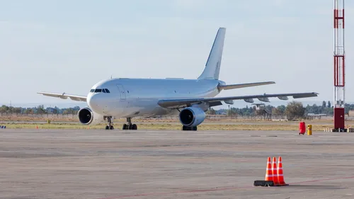 Cet avion atterri en urgence à cause de repas avariés à bord