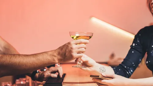 Femmes et hommes ne sont pas égaux face à l'alcool selon les...