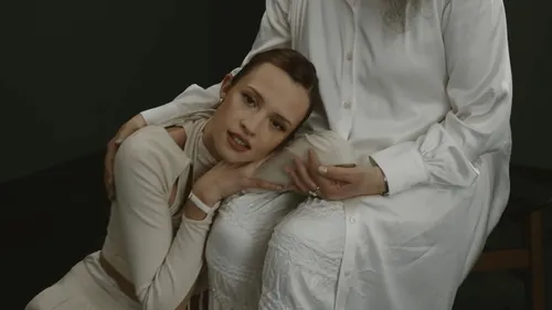 Angèle nous émeut dans le clip de "Le temps fera les choses"