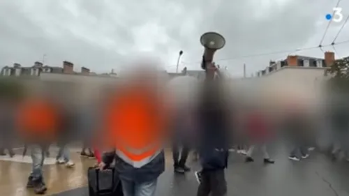 Limoges : une équipe de journalistes prise à partie par des anti...