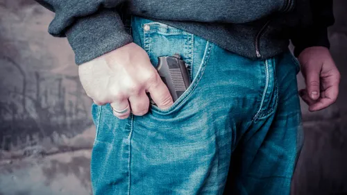 Marseille : il découvre une arme et se tire par erreur dans les...