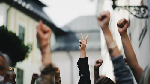 Législatives 2024 : des milliers de manifestants dans les rues ce...