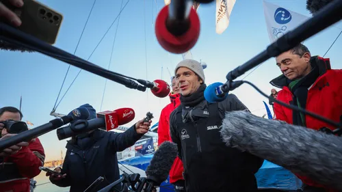 L'émotion pour le Vendéen Sébastien Simon qui termine 3e du Vendée...