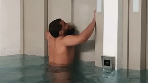 Bloquée dans un ascenseur, une jeune femme a failli se noyer après...