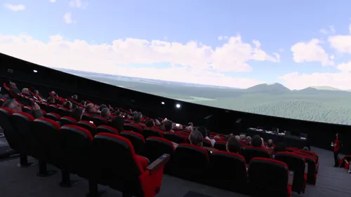 Vulcania rouvre ses portes avec le plus grand planétarium de France