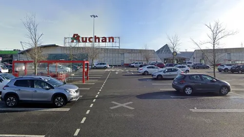 Un homme armé retranché dans un centre commercial à...