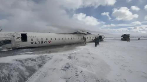 L'avion se retourne au moment de l'atterrissage et termine sur le...