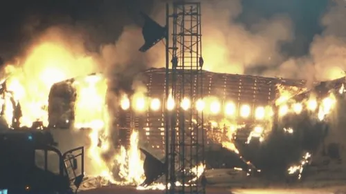 Deux avions japonais se heurtent, l'un des 2 prend feu