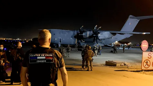 La France a exfiltré dans la nuit de Kaboul 216 personnes dont 184...