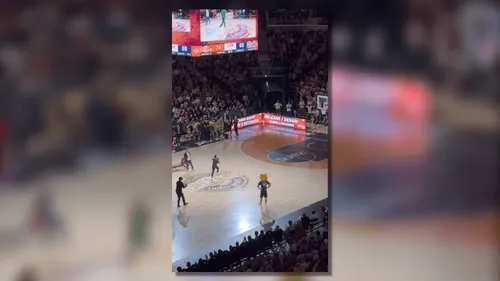 À 13 ans, il réussit un panier spectaculaire depuis le milieu du...