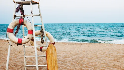 Les dangers cachés à la plage : l’ensablement volontaire, un jeu...